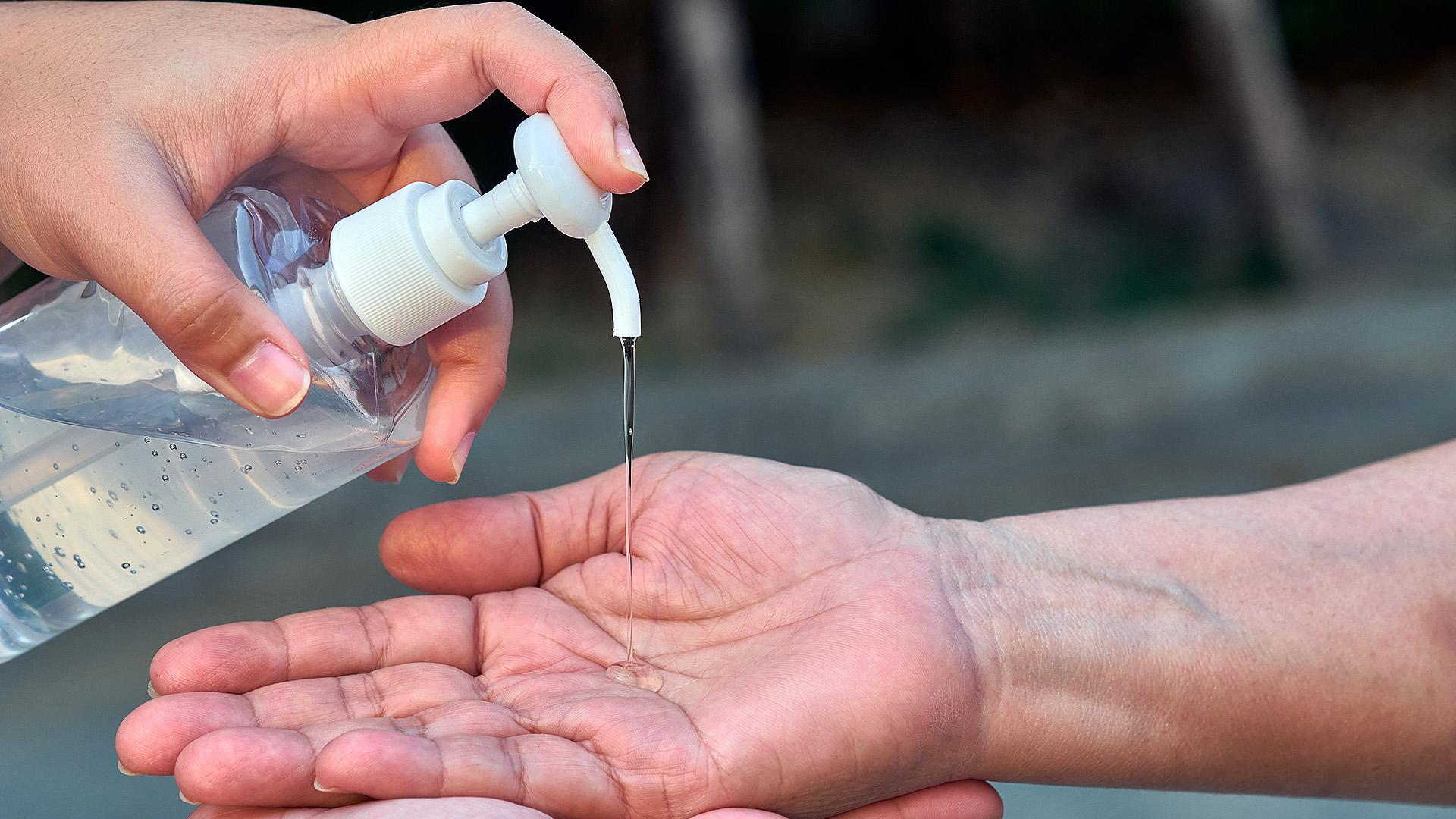 Врач: антисептики защищают от COVID-19 на 100 процентов 