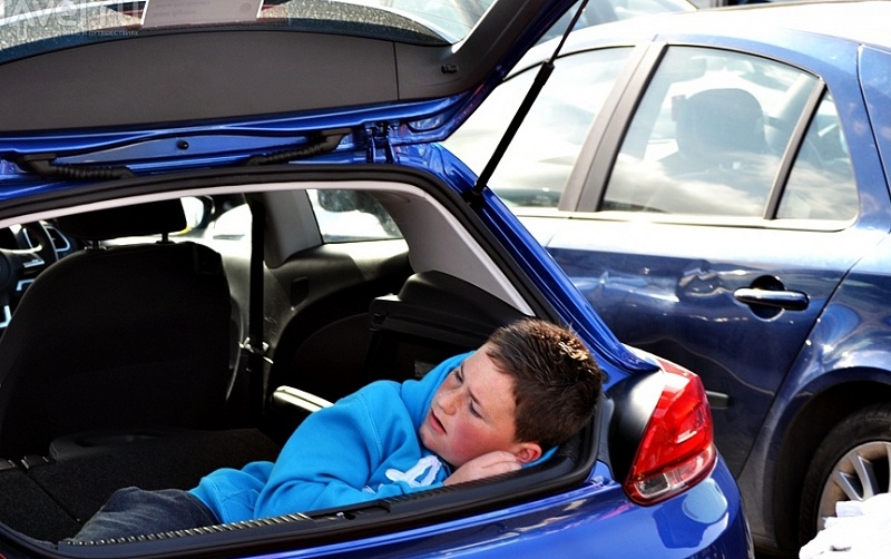 Женщина привезла сына на сдачу теста на «корону» в багажнике