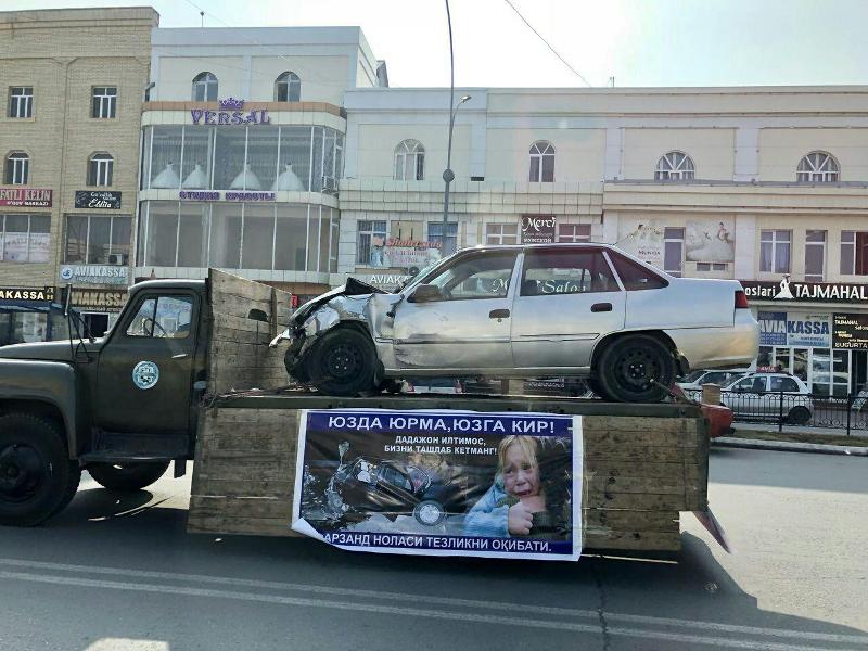 В Фергане разбитые в ДТП авто показательно провозят через весь город