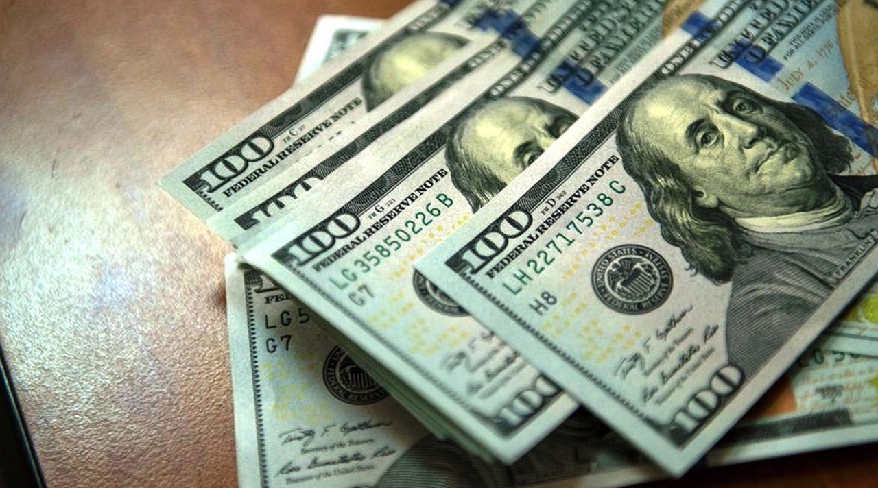 Доллар и евро упали в цене: ЦБ обновил курс валют на неделю (таблица) 