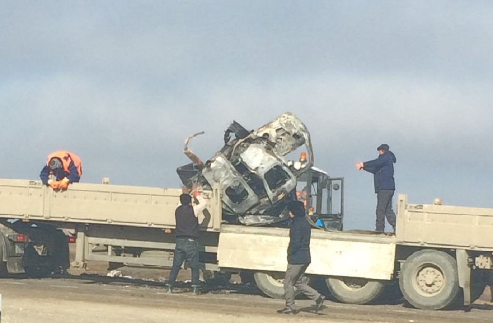 В страшном ДТП на трассе в Казахстане заживо сгорели шесть узбекистанцев (видео)