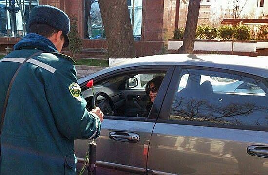 Ташкентские гаишники решили поздравить женщин-водителей шоколадом (видео)