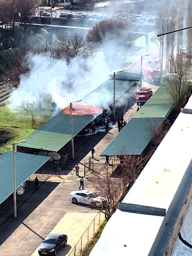 Срочно: на Юнусабаде сгорела парковка с автомобилями (видео)