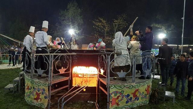 В Намангане начали готовить рекордный 5-тонный сумаляк (фото)