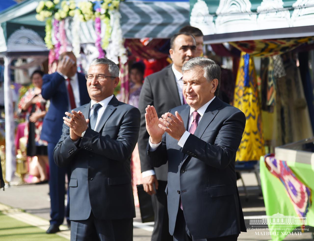 Шавкат Мирзиёев прогулялся по Ташкенту на Навруз