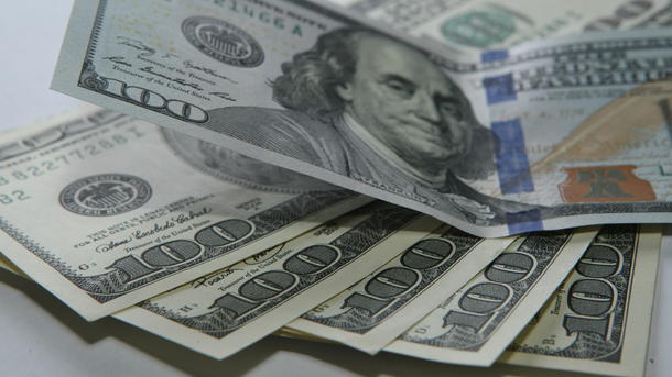 Доллар продолжает падать больше месяца: ЦБ установил новые курсы валют (таблица)