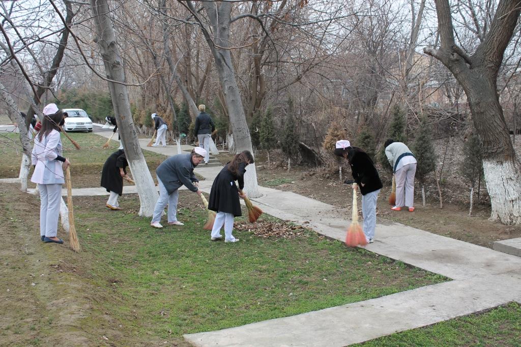 Хокимият прокомментировал слухи о том, что врачей заставляют убираться