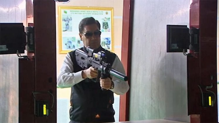 Президент Туркменистана научил силовиков стрелять из автомата