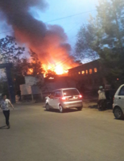 Срочно: в Алмазарском районе горит цех по выпуску проводов и гвоздей (видео)