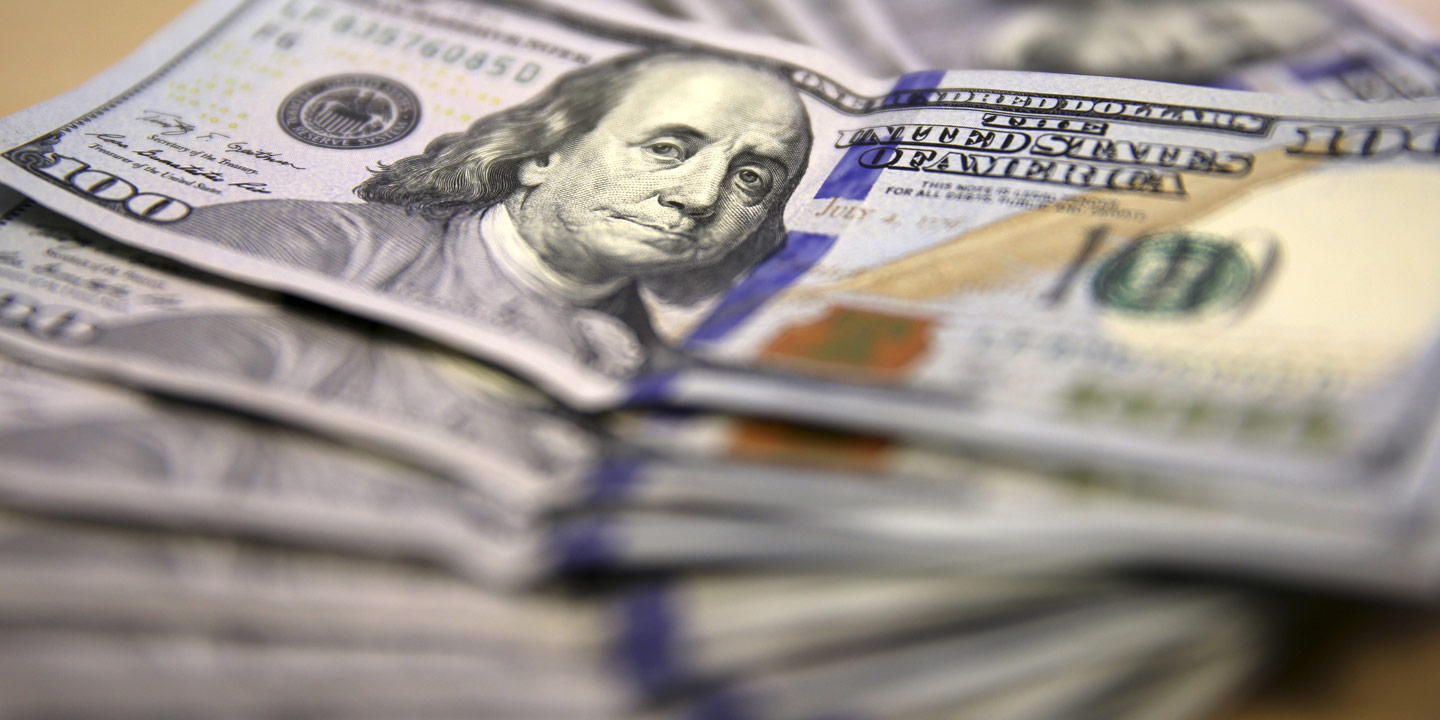 Доллар в Узбекистане падает второй месяц: ЦБ обновил курсы валют на неделю (таблица)