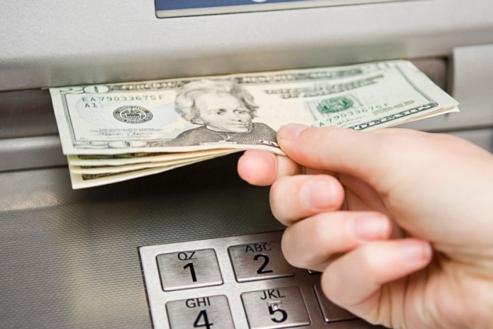 В ЦБ объяснили, какие суммы в долларах можно снимать с карт