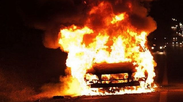 В Ташкенте Nexia загорелась по середине дороги