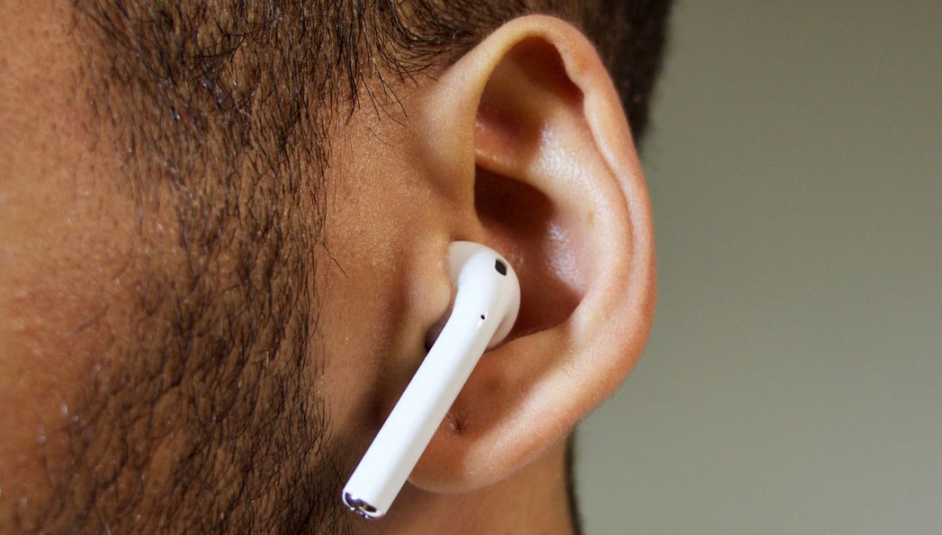 Стало известно, какой наушник AirPods узбекистанцы теряют чаще