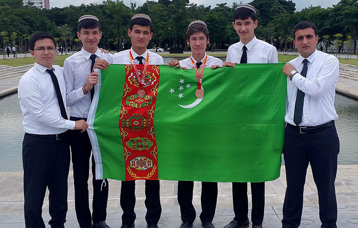 Туркменам в возрасте до 30 лет запретили выезжать за пределы страны 