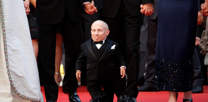 Умер карлик из «Остина Пауэрса» и «Гарри Поттера»