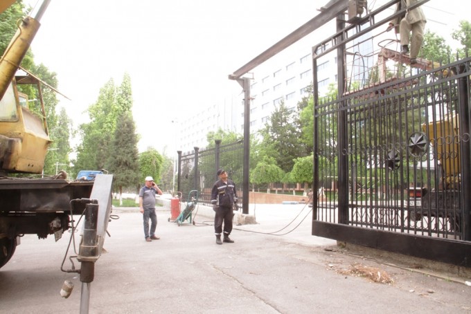 Около здания Минобороны демонтируют ограждения (фото)