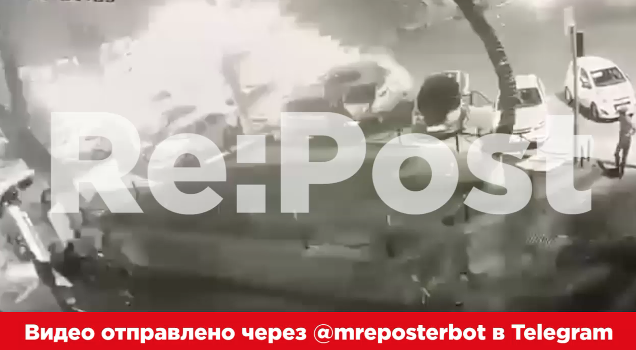 Эксклюзив: в Ташкенте девушка на Captiva влетела в припаркованные автомобили возле игрового кафе Prime Time (видео)