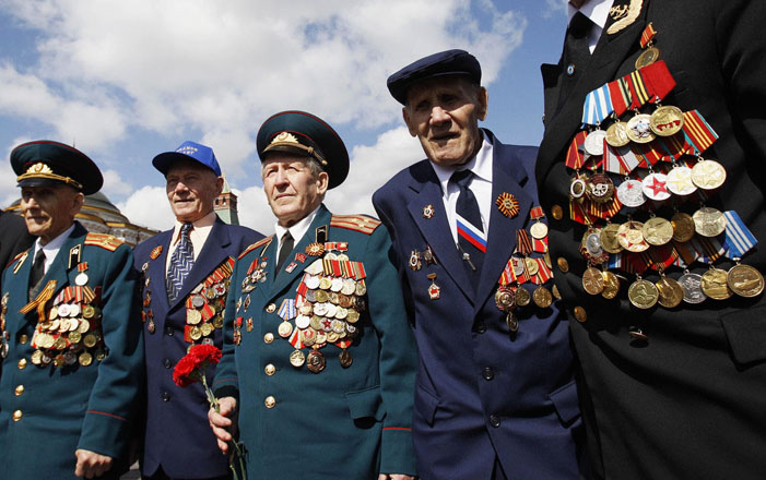 Ветеранам и бывшим узникам концлагерей бесплатно выдадут продукты и одежду