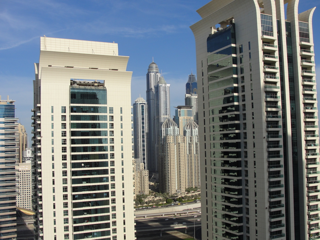 В ОАЭ мужчина изнасиловал девушку из Узбекистана, выбросил её вещи с балкона и обнаженной выгнал на улицу 