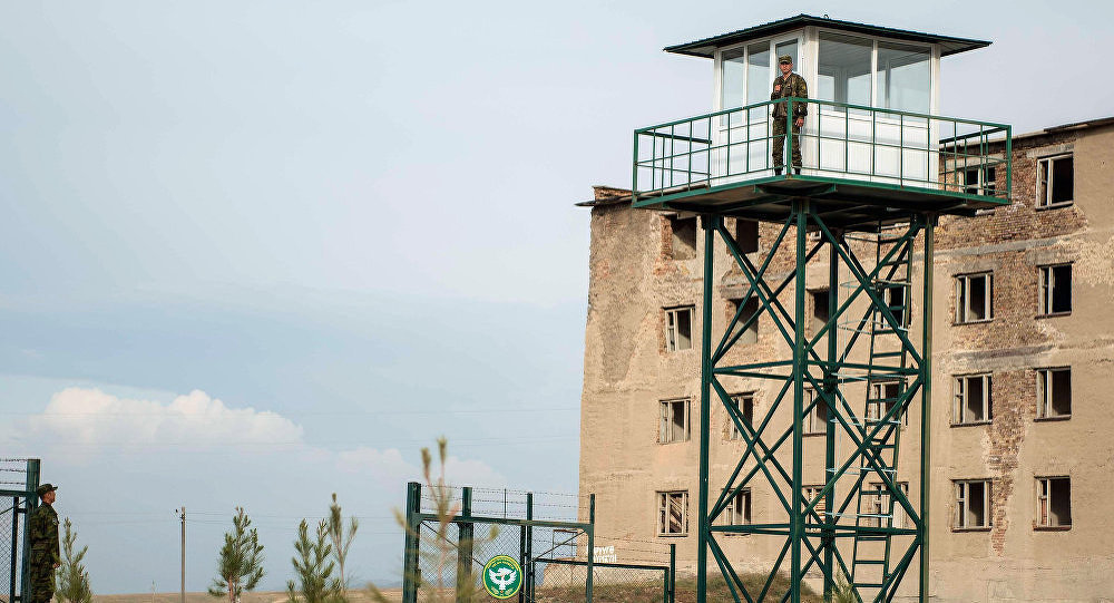 Гражданин Узбекистана пытался въехать в Киргизию в багажнике автомобиля