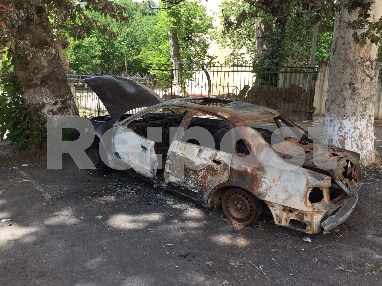На Чиланзаре среди дня неизвестные дотла сожгли иномарку (видео)