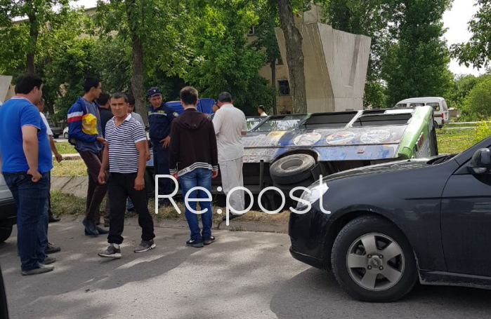 Опубликовано первое видео с места ДТП, где автобус с пассажирами вылетел в арык