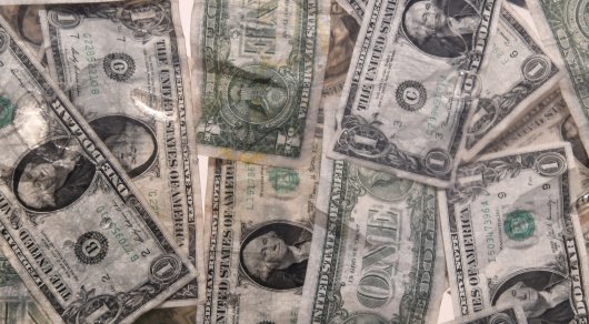 Узбекистанцы выступают против комиссии в банках за «плохие доллары»