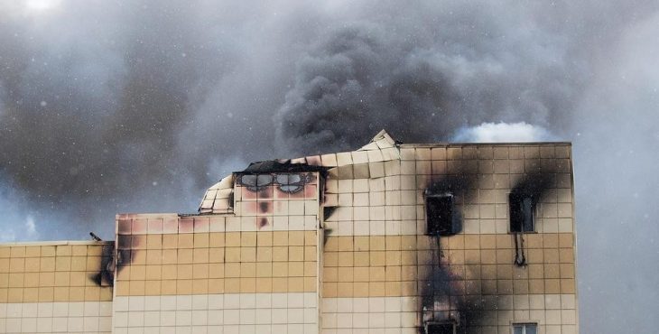«Зимнюю вишню» начали сносить в прямом эфире (видео)