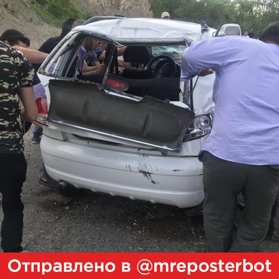 На трассе Чарвак-Ташкент Matiz с двумя девушками вылетел с дороги и перевернулся (фото)