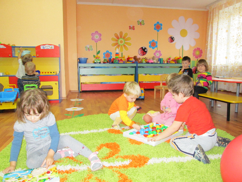 В Узбекистане запретили близким родственникам забирать детей из садов