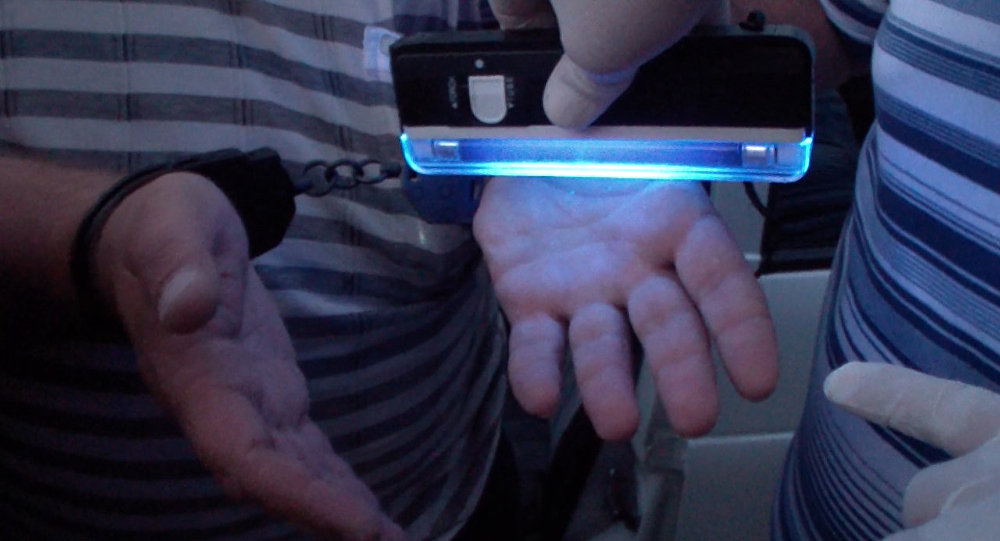 В Ташкенте за взятку поймали сотрудников автосалона 