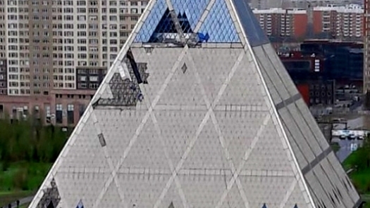 Ураган в Астане: летающие крыши, скамейки и падение башенного крана (видео)