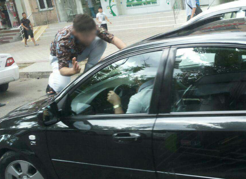 В Ташкенте пешеход напал на водителя и проломил лобовое стекло кулаком за замечание (видео)