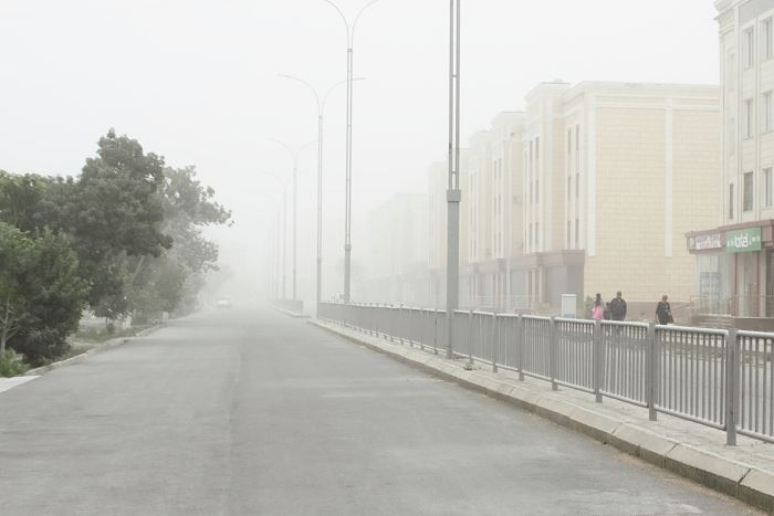 В Узгидромете нашли объяснение соленым ветрам и пыльной буре по республике