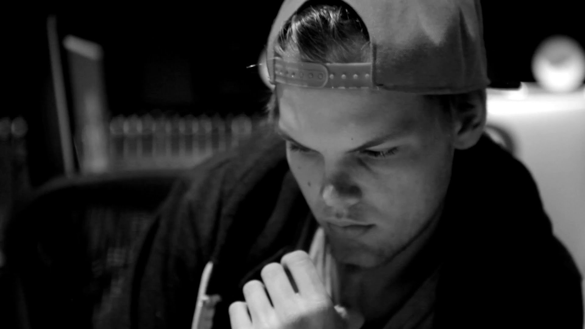 В Швеции спустя два месяца после смерти похоронили диджея Avicii