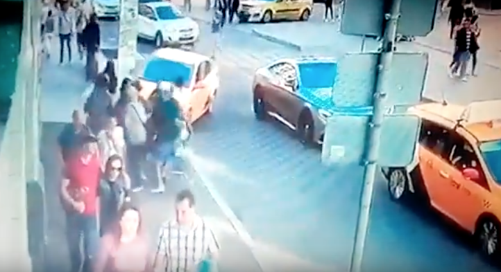 Гражданин Кыргызстана влетел в толпу людей в центре Москвы (видео)