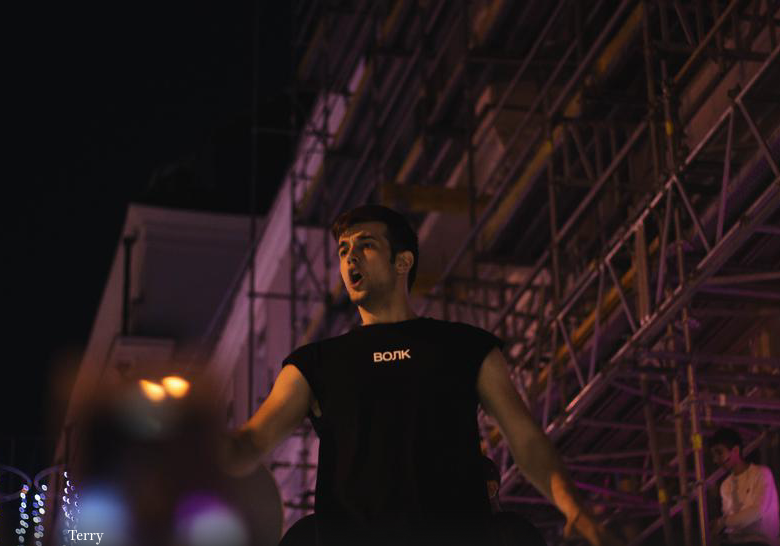 Видео: узбекистанец Terry станцевал с Тимати и Кридом на крыше внедорожника