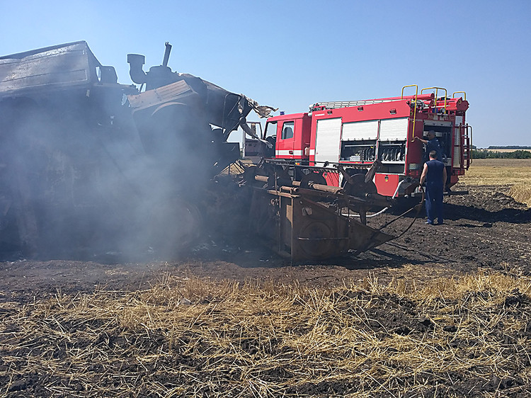 В Намангане в поле сгорел комбайн