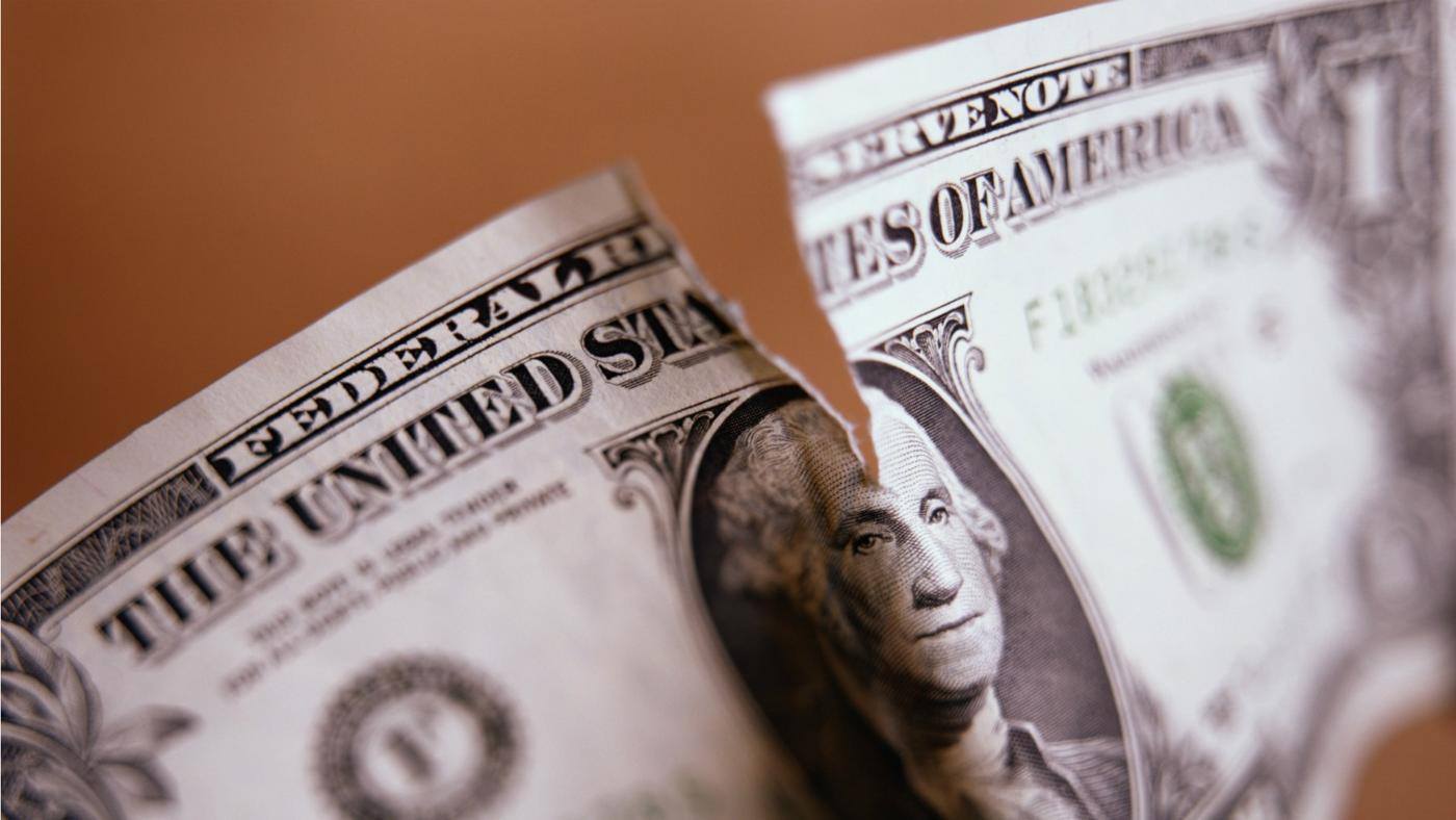 В Узбекистане банкам запретили отказывать в приеме потрепанной валюты