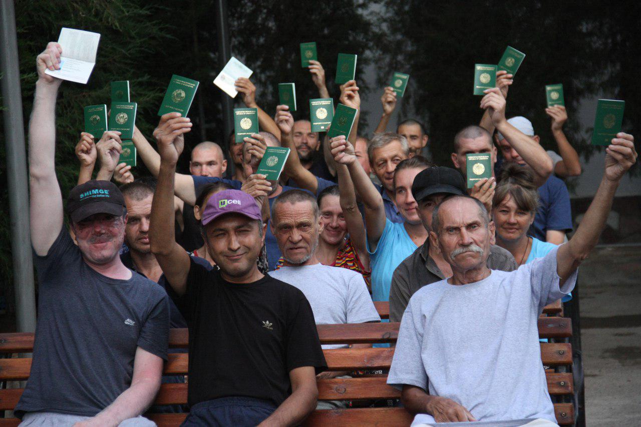 В столице 55 человек без места жительства получили паспорта (фото)