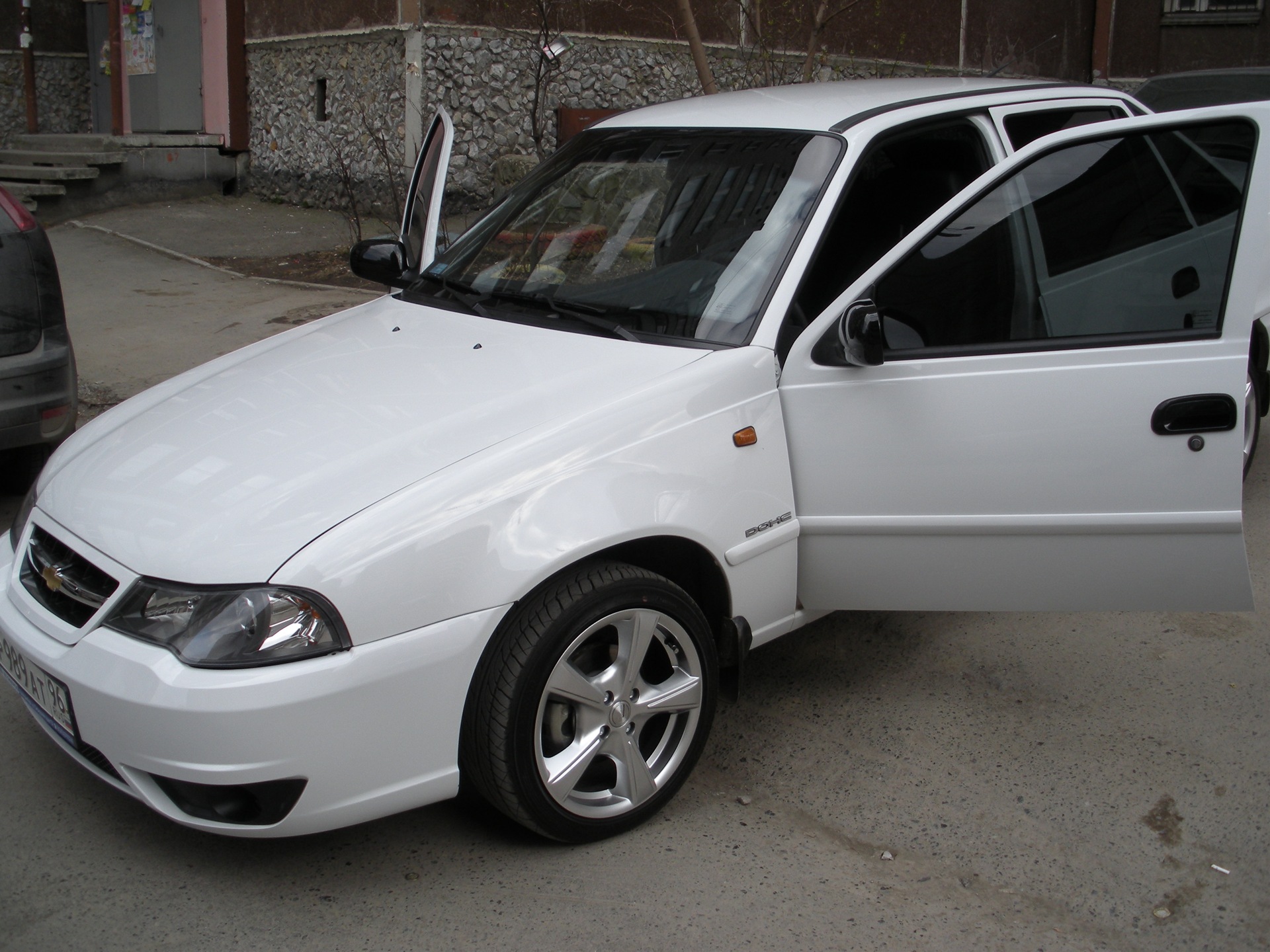 Официально: Кабмин подписал указ о платной тонировке авто и утвердил цены