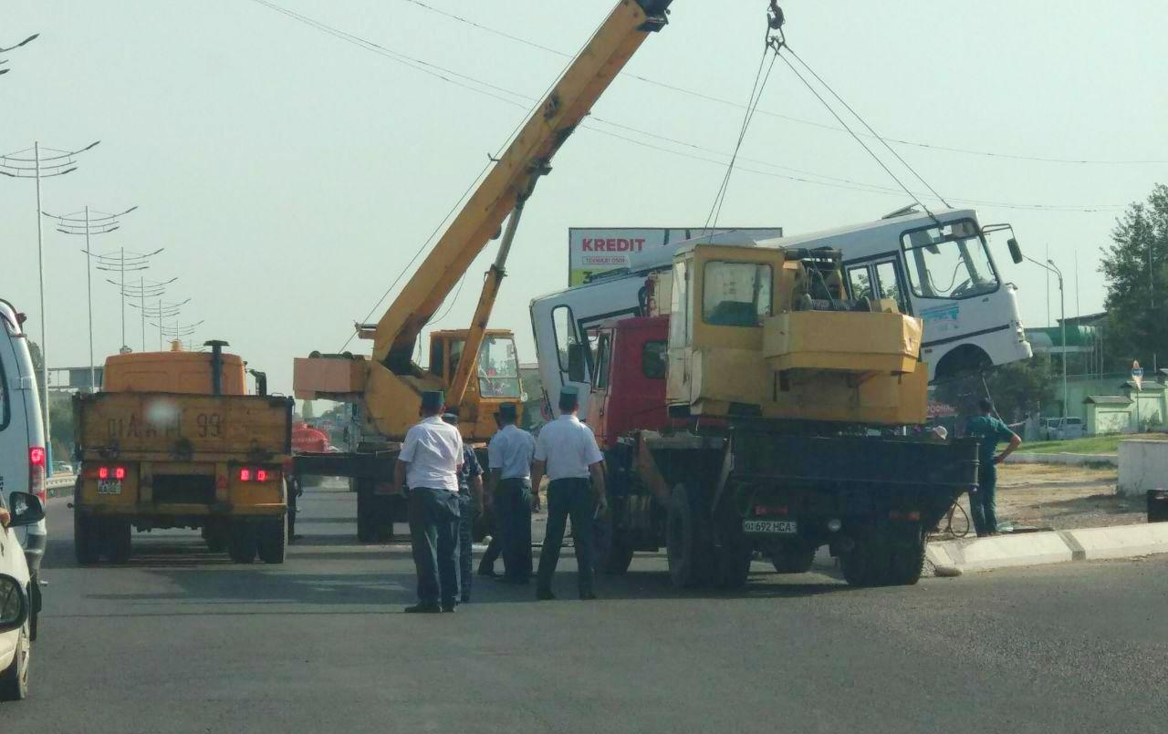 В Ташкенте автобус с пассажирами вылетел с дороги и опрокинулся (фото)