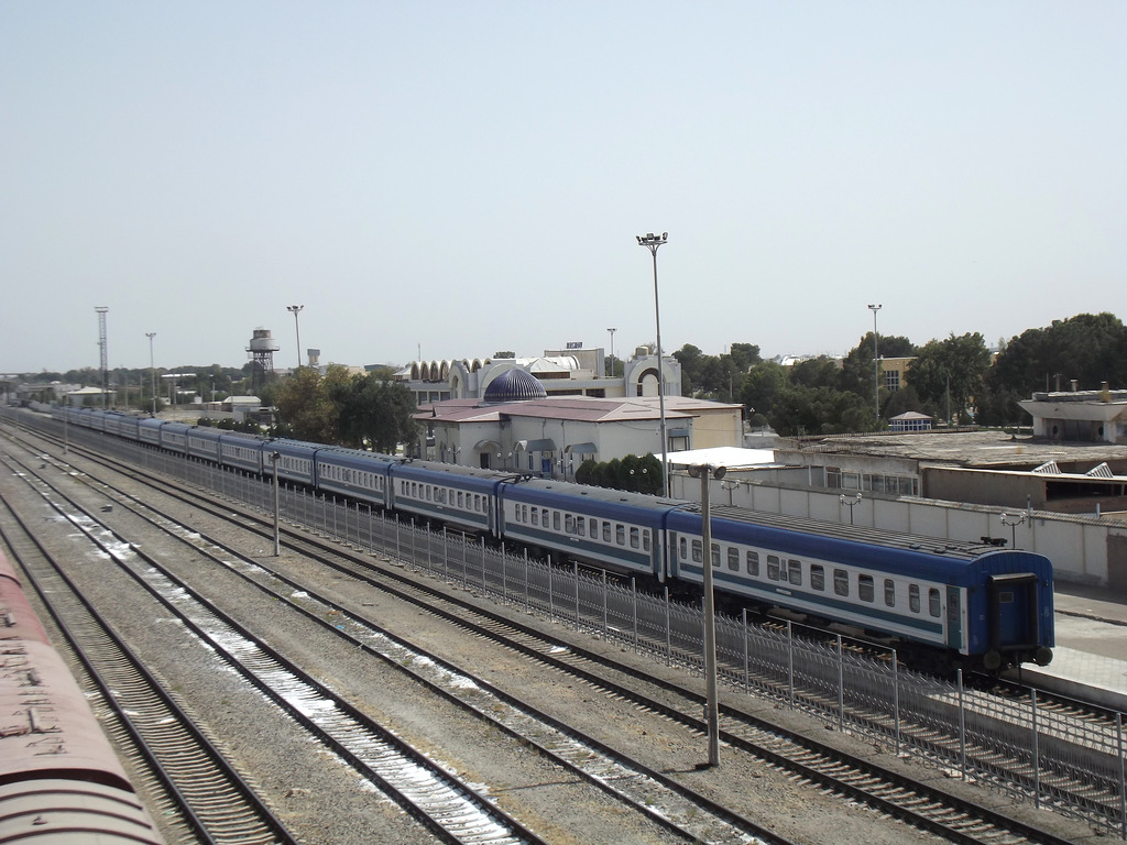 В Сурхандарье возлюбленные бросились под поезд после отказа родителей в свадьбе