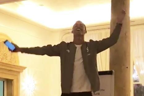 Роналду посвятили в футболисты «Ювентуса», заставив спеть на стуле (видео)