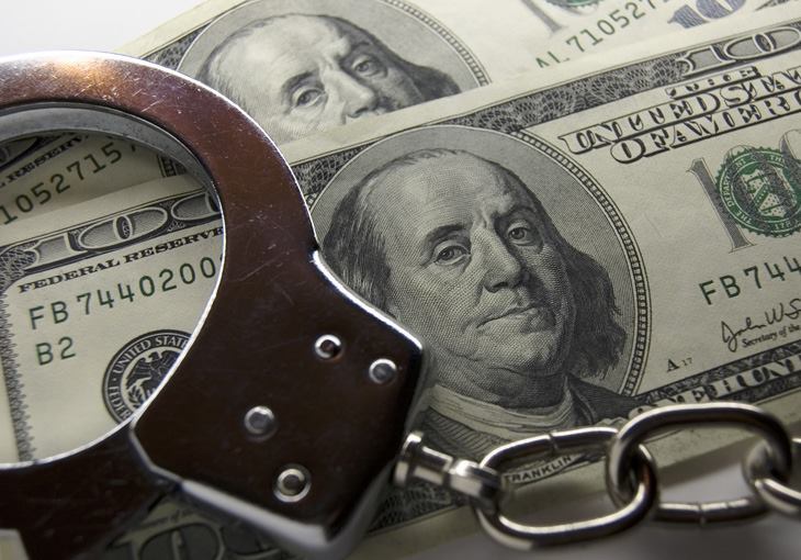 Пообещавший должность учителя чиновник попался на смешной взятке