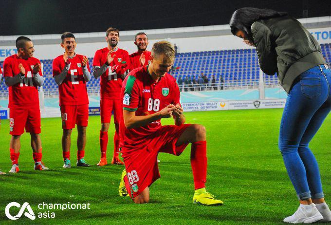 Футболист узбекского «Локомотива» сделал предложение девушке на футбольном поле (фото) 