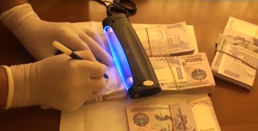 В Карши помощника хокима поймали за взятку (видео)