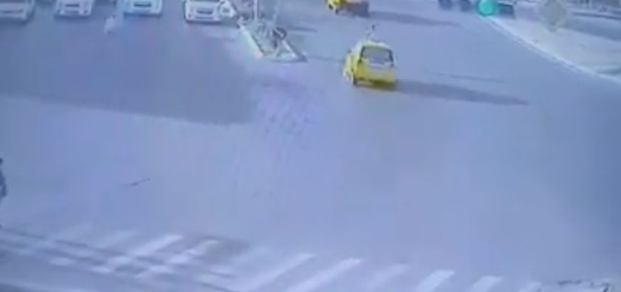 Страшное ДТП в Бухаре: таксист на огромной скорости влетел в пешехода (видео)