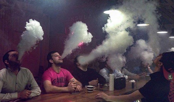 Узбекских вейперов официально заставили курить дома