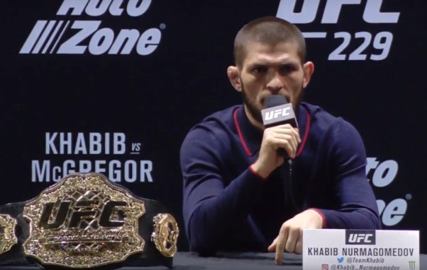 Нурмагомедов не дождался опаздавшего Макгрегора и ушел с пресс-конференции (видео)
